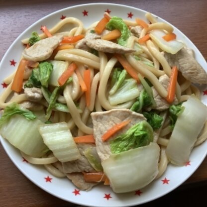 あけぼのマジックさんこんにちは♪
昼食に焼きうどんいただきました。ちょっと具材は違い冷蔵庫にある物ですが味がしっかりあってとても美味しかったです！